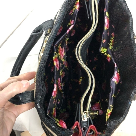 Adorable Betsey Johnson’s sequin bag - Picture 5 of 13